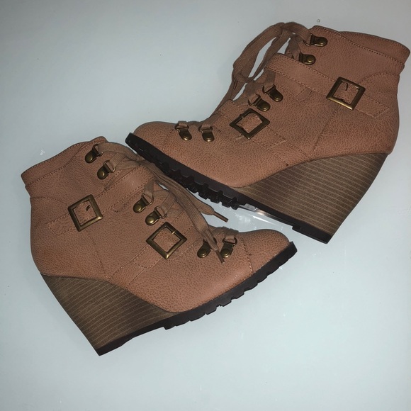 Shoes - NWOT Wedge boots